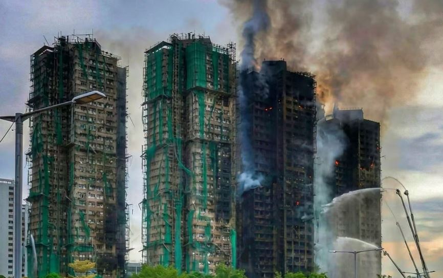 홍콩 아파트 대형 화재 사망 146명으로 늘어 …100명 이상 실종 - CKNNews 이미지